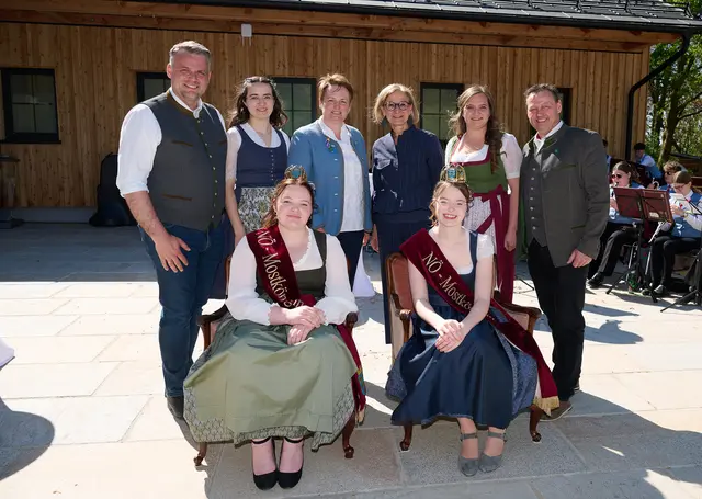 Krönung der neuen Mostköniginnen: Bürgermeister Lukas Michlmayr, Katharina Selner, Landwirtschaftskammer-Vizepräsidentin Andrea Wagner, Landeshauptfrau Johanna Mikl-Leitner, Elena Obergmeiner und Obstbauverbands-Obmann Michael Oberaigner (hinten) mit der neuen Mostkönigin Anna I. Metz (rechts vorne) und ihrer Stellvertreterin Melanie Jagersberger (links vorne). | Foto: NLK Pfeiffer