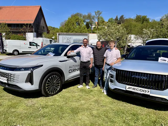 Das Team von Autohaus Ornig mit den neuen Marken Omoda und Jacoo. | Foto: B. Gady