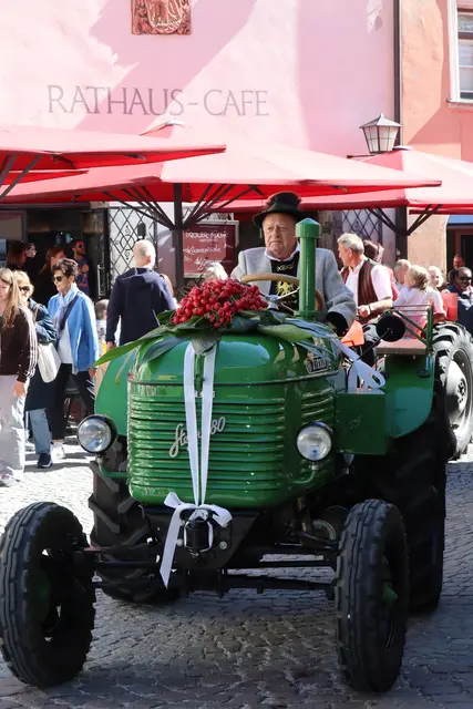Für große Augen sorgte die Einfahrt der Massey Ferguson-Oldtimertraktoren aus Thaur mit ihren Radieschenwagen. | Foto: Kendlbacher