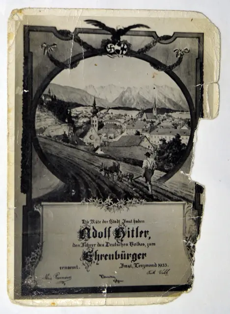 Ein Abbild der Imster Ehrenbürgerschaft von Adolf Hitler ist neben vielen anderen Dokumenten des Schreckens im Ballhausmuseum zu sehen. | Foto: Museum im Ballhaus