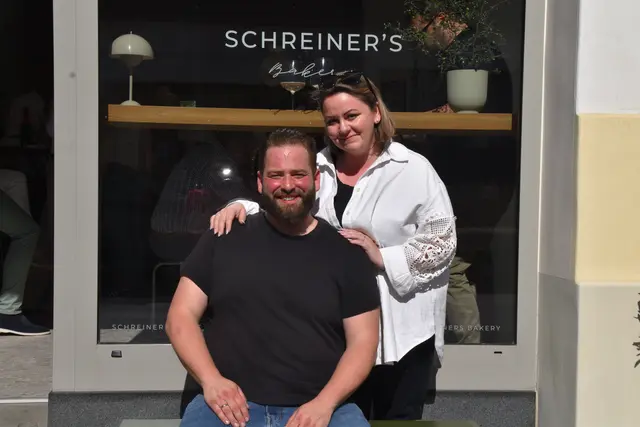 Ein starkes Team: Benjamnin "Benny" Schreiner ist für die Bäckerei und Handwerk zuständig, Nina Schreiner fürs Marketing und kreative Ideen. | Foto: MeinBezirk/Michael Strini