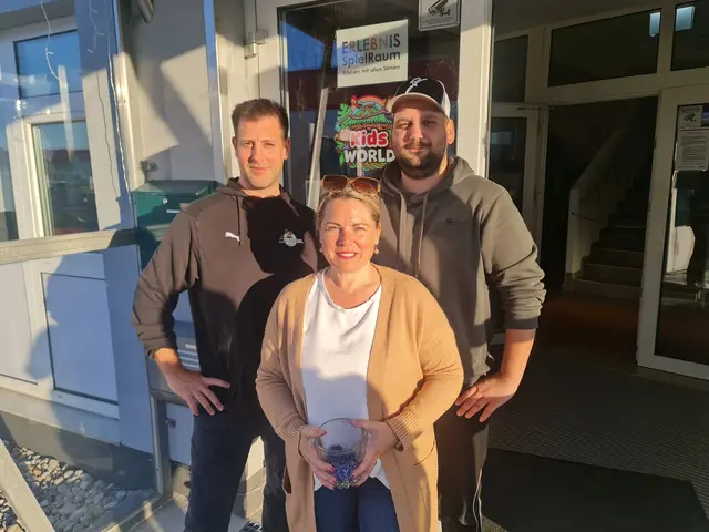 Thomas Schuster und Manuel Pemmer stellten als Betreiber die Location für das Jugendclubbing zur Verfügung.
Gemeinsam mit Veranstalterin Romy Windl ermöglichten sie den Jugendlichen einen sicheren Partyabend | Foto: Cornelia Strobl