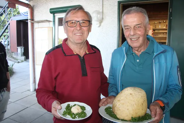 Zum Schluss gab es "beinahe zwei gleich grosse" Knödel für die Mannschaftskapitäne. | Foto: Josef Hofmüller