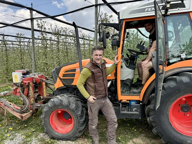 Matthias Weichhart betreibt in Oberzwischenbrunn seinen Biohof. Mit am Bild sein Mitarbeiter Daniel. | Foto: Tanja Handlfinger