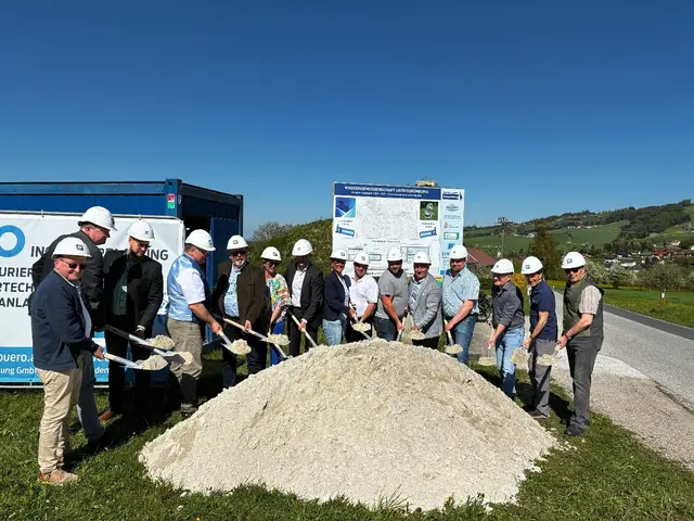 Bürgermeister Gerald Augustin, Amt der OÖ Landesregierung Wasser Horst Falkensteiner, Martin Schörghuber, Wasserwart GR Franz Gegenhuber,  Roland Wimmer, GF Mathias Sternberger, GF Erich Kals, Projektadministratorin Barbara Reisinger, Raiba Grünburg Johannes Kranawetter, Finanzreferentin WG Untergrünburg Christa Aigner, Obmann WG- Untergrünburg Hubert Aigner, Obmann-Stv. GR  Thomas Schönberger, Wasserwart GR Martin Wasserbauer, Baumeister Steiner Jürgen, GR Günter Wandrack (von rechts)
 | Foto: WG Untergrünburg