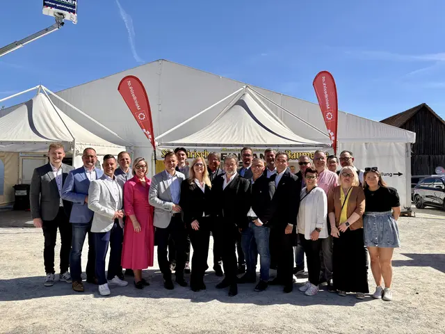 Die Ehrengäste rund um Bürgermeister Daniel Kos am Eröffnungstag der Jubiläumsmesse mit Veranstalter Manfred Plansak und Gattin. | Foto: B. Gady