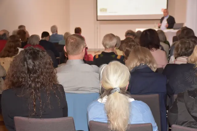 Buchpräsentation „Aichinger-Haslinger-Zeilinger", Atlas der Familiennamen auf -inger in Oberösterreich von Karl Hohensinner im Adalbert Stifter Institut. Das Buch kann beim Herausgeber Adalbert-Stifter-Institut um 33 Euro erworben werden.
Adalbert-Stifter-Institut des Landes Oberösterreich
Adalbert-Stifter-Platz 1
4020 Linz
Telefon: +43 (0)732 7720/11294–11295
E-Mail: office@stifter-haus.at | Foto: Robert Zinterhof