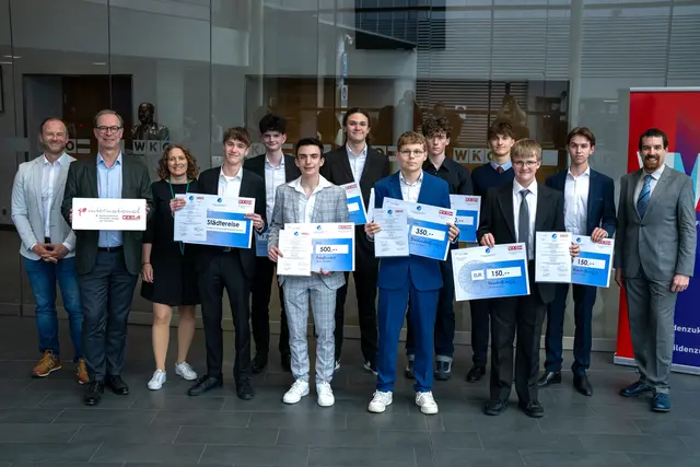 Markus Benesch (l.), Georg Konetzky (2.v.l.), Melina Schneider-Lugger (3.v.l.) und Organisator Hartwig Hitz (r.) mit den Finalisten des Geonomic-Awards 2026. | Foto: WKÖ/Lowe