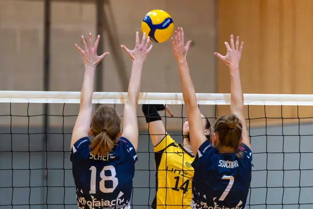 Die Erzbergmadln Theresa Scheitz und  Ursa Sevcnikar, hier gegen Nina Pohlhammer, wollen am Sonntag in Linz die "Bronzemedaille" holen. | Foto: GEPA pictures