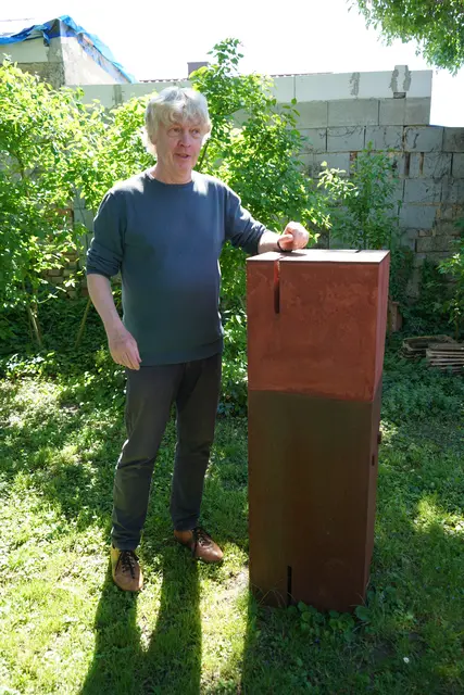 Robert Svoboda arbeitet mit Beton, gießt Eisen und benennt seine Skulpturen - wie hier im Garten ausgestellt - etwa "Brutale Bunker", "Factory" | Foto: Andrea Glatzer
