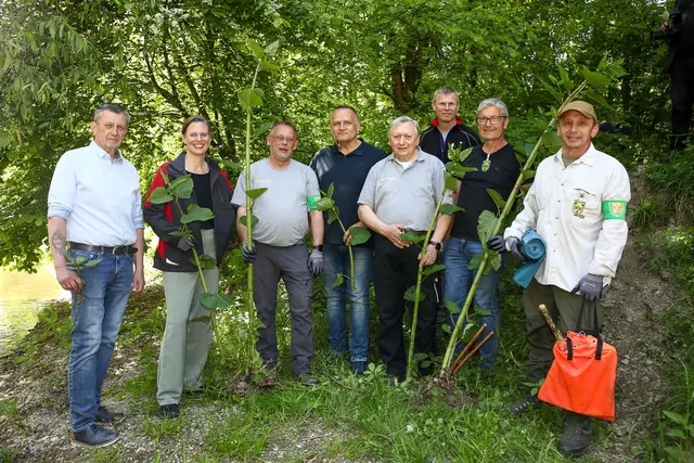 Bei der Pflegeaktion in Bruckneudorf (v.l.): Vizebürgermeister Gerold Eder, Landeshauptmann-Stellvertreterin Anja Haider-Wallner, Bernhard Schütz, Leiter der Bezirksgruppe Neusiedl am See des Vereins Naturschutzorgane Burgenland, Bürgermeister Gerhard Dreiszker, Landesleiter Naturschutzorgane Burgenland Hermann Frühstück, Johann Steiner (Naturschutzorgan), Ernst Karner (Naturschutzorgan), Hans Peter Samwald (Naturschutzorgan) | Foto: Landesmedienservice Burgenland