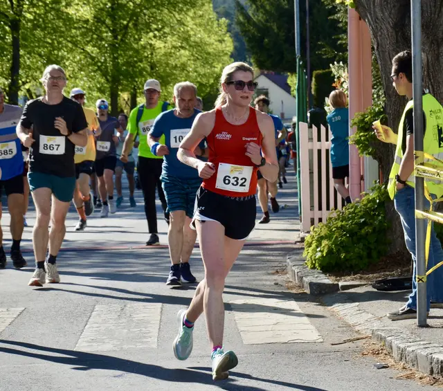 Dagmar Stangl vom ATSV Nurmi Ternitz erreichte den dritten Platz bei den Damen mit 15 gelaufenen Runden in einer Zeit von 1:03:17. | Foto: Elisabeth Peinsipp 