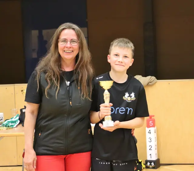 Bester Spieler des Tages: Lazar Jankovic von den Queen &amp; Kings. Kalsdorfs Sportausschuss-Obfrau GR Monika Dunkl gratulierte.  | Foto: Edith Ertl
