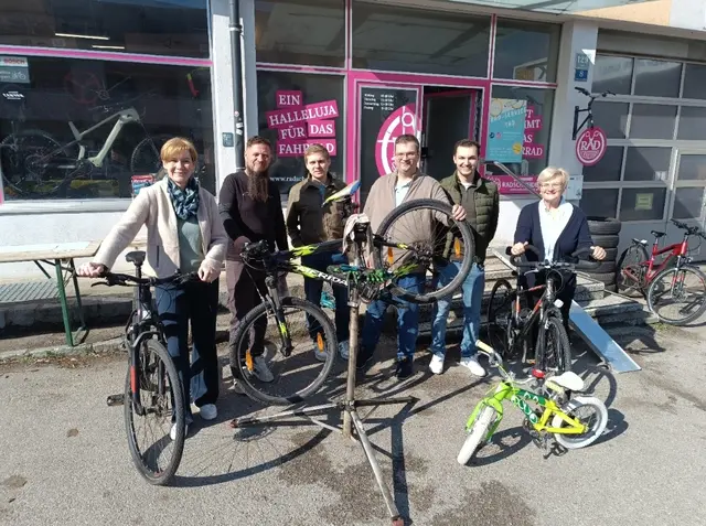Am Radservice-Tag in Pyhra mit dabei waren Bürgermeisterin Monika Fischer, Rene Schneider, GR Alexander Zeh, David Ratzinger und Vizebürgermeisterin Erika Zeh.
Die Veranstaltung der JVP Pyhra wurde von der Bevölkerung sehr gut angenommen. | Foto: JVP Pyhra