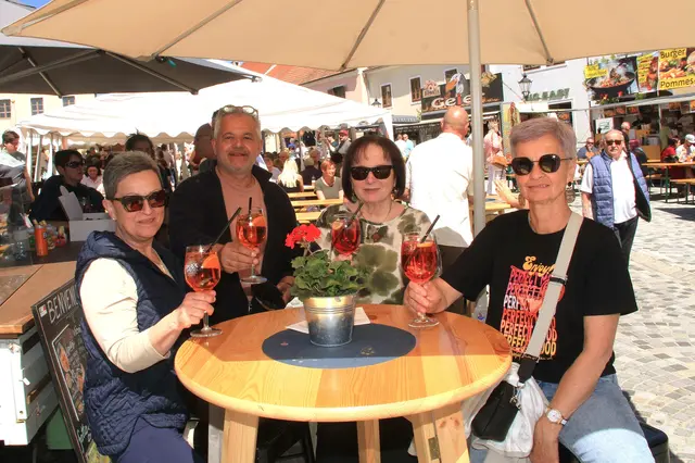 Andrea, Gitta und Inge verwöhnten sich mit einem Aperol-Spritzer von "Hannes Jesch" und zeigten sich begeistert vom 5. Steetfood-Festival am Hauptplatz in Stadtschlaining. | Foto: Peter Seper