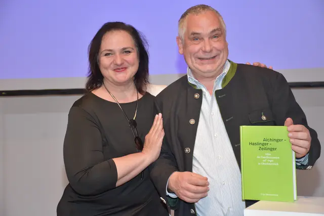 Christiane Pabst, Chefredakteurin des Österreichischen Wörterbuchs, mit Autor Karl Hohensinner.  | Foto: Robert Zinterhof