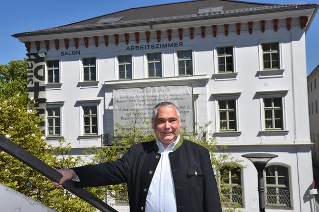 Buchpräsentation „Aichinger-Haslinger-Zeilinger", Atlas der Familiennamen auf -inger in Oberösterreich von Karl Hohensinner im Adalbert Stifter Institut. Das Buch kann beim Herausgeber Adalbert-Stifter-Institut um 33 Euro erworben werden.
Adalbert-Stifter-Institut des Landes Oberösterreich
Adalbert-Stifter-Platz 1
4020 Linz
Telefon: +43 (0)732 7720/11294–11295
E-Mail: office@stifter-haus.at | Foto: Robert Zinterhof