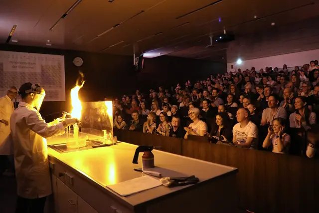Jedes Jahr ein Publikumsmagnet: Die Chemie-Show der Universität Innsbruck.  | Foto: Uni Innsbruck