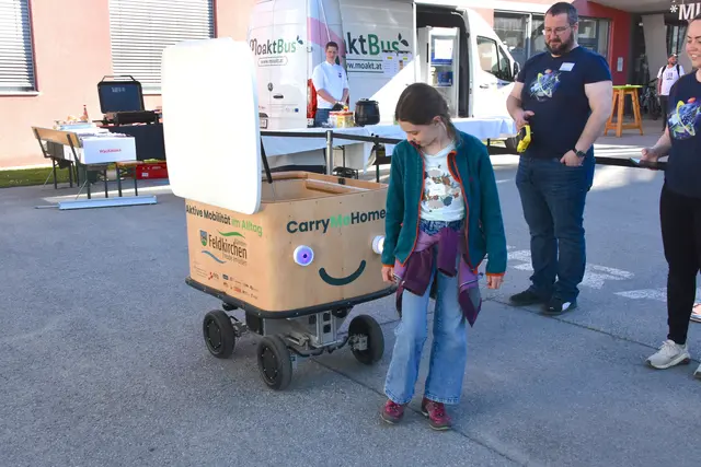 Ob sich der Transportroboter aus dem Forschungsprojekt „CarryMeHome“ durchsetzen wird? | Foto: MeinBezirk/Helmut Riedl