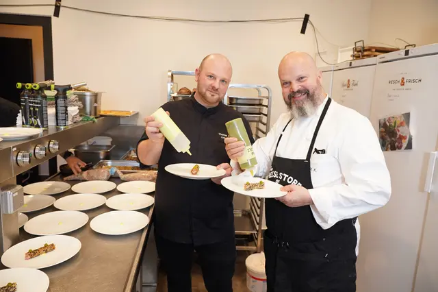 Die Spitzenköche Michael Koeberl und Thomas Sandhofer sorgten auch kulinarisch für Hollywoodfeeling.  | Foto: Andreas Tischler