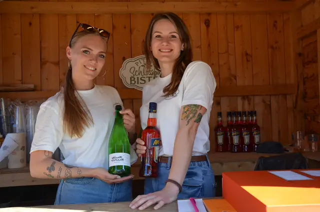 Fleißige Helferinnen- Viki Jahrl mit Nina Bierbaumer | Foto: Elisabeth Peinsipp