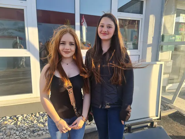 Klara Haas und Lela Platzer wollten beim Jugendclubbing vorbeischauen und sehen, was geboten wird. Die beiden zeigten sich neugierig und freuten sich auf einen Abend mit Musik und Freunden. | Foto: Cornelia Strobl 