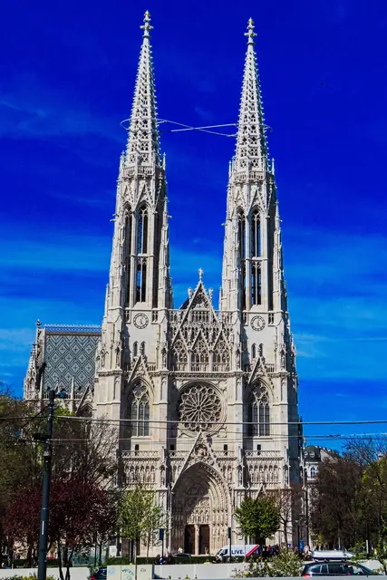 Die Wiener Votivkirche erstrahlt im neuen, renovierten Kranz und hat auch ein leuchtendes Halsband bekommen