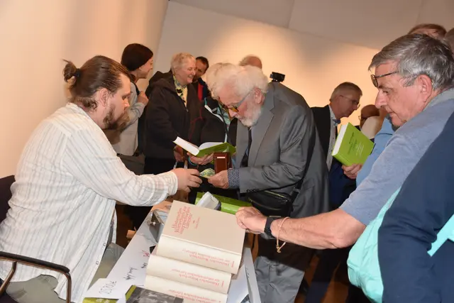 Buchpräsentation „Aichinger-Haslinger-Zeilinger", Atlas der Familiennamen auf -inger in Oberösterreich von Karl Hohensinner im Adalbert Stifter Institut. Das Buch kann beim Herausgeber Adalbert-Stifter-Institut um 33 Euro erworben werden.
Adalbert-Stifter-Institut des Landes Oberösterreich
Adalbert-Stifter-Platz 1
4020 Linz
Telefon: +43 (0)732 7720/11294–11295
E-Mail: office@stifter-haus.at | Foto: Robert Zinterhof