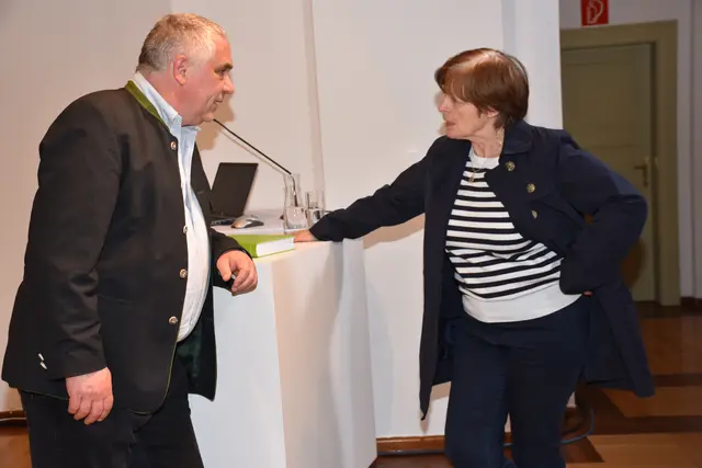 Buchpräsentation „Aichinger-Haslinger-Zeilinger", Atlas der Familiennamen auf -inger in Oberösterreich von Karl Hohensinner im Adalbert Stifter Institut. Das Buch kann beim Herausgeber Adalbert-Stifter-Institut um 33 Euro erworben werden.
Adalbert-Stifter-Institut des Landes Oberösterreich
Adalbert-Stifter-Platz 1
4020 Linz
Telefon: +43 (0)732 7720/11294–11295
E-Mail: office@stifter-haus.at | Foto: Robert Zinterhof