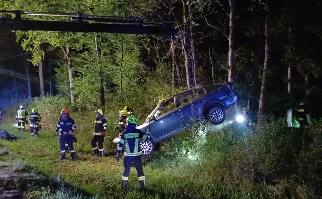 Unfall bei Kematen: PK kam von der Straße ab und landete am Dach. | Foto: DOKU NÖ