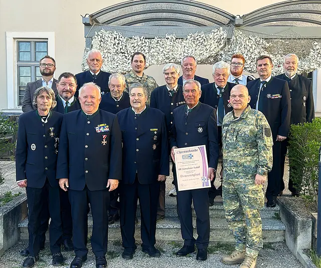 Bürgermeister Erich Stubenvoll, ausgezeichneter Christian Rohringer, Bezirksobmann Josef Kohzina, Hauptbezirksobmann Walter Kirchsteiger, ausgezeichneter Norbert Kickinger, Ehrenmitglied Harry Pemsel, Stadtverbandsobmann Stellvertreter Alvin Weinberger, Stadtverbandsobmann Walter Ofenauer, Ehren-Vize-Präsident Wolfgang Heuer; ausgezeichnete Kameraden Manfred Reiskopf, KR Rudolf Demschner, Walter Tröstl, Mario Kreiml, Bataillonskommandant Oberst Hans-Peter Hohlweg, Kassier Manfred Österreicher und Obmann Stellvertreter Herbert Ofenauer. | Foto: ÖKB