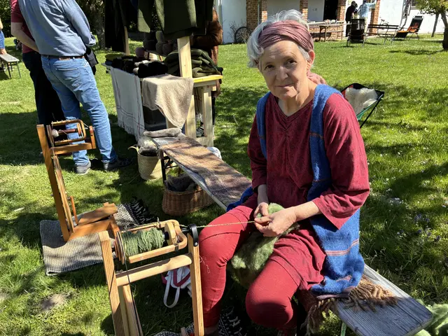 Pavitra Schachinger spinnt Wolle und fühlt sich so in die Zeit ihrer Ahninnen zurückversetzt. | Foto: Anna Maria Kaufmann