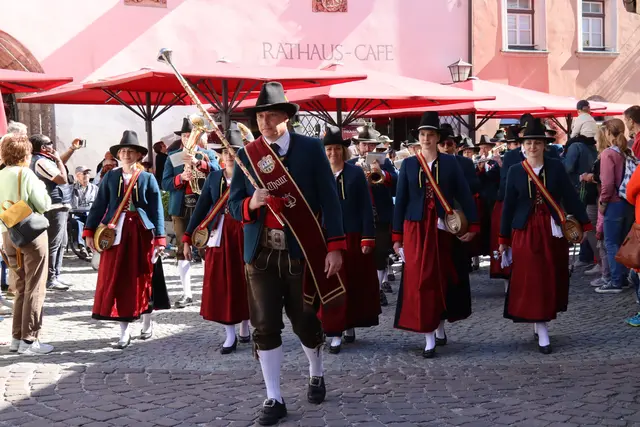 Die Musikkapelle Thaur schreitet aufs Festgelände. | Foto: Kendlbacher