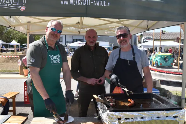 "Wilde Leckereien" vom Schandorfer Wald hatte die Jägerschaft mitgebracht. | Foto: MeinBezirk/Michael Strini