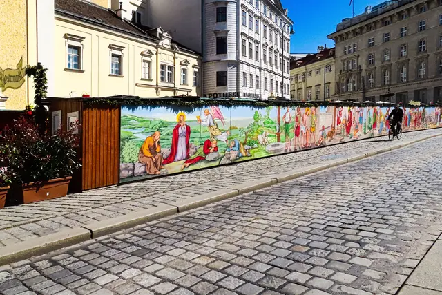 Diese bemalte Wand trennt den Ostermarkt vom öffentlichen Verkehr
