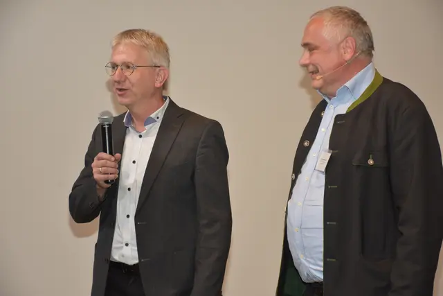 Buchpräsentation „Aichinger-Haslinger-Zeilinger", Atlas der Familiennamen auf -inger in Oberösterreich von Karl Hohensinner im Adalbert Stifter Institut. Das Buch kann beim Herausgeber Adalbert-Stifter-Institut um 33 Euro erworben werden.
Adalbert-Stifter-Institut des Landes Oberösterreich
Adalbert-Stifter-Platz 1
4020 Linz
Telefon: +43 (0)732 7720/11294–11295
E-Mail: office@stifter-haus.at | Foto: Robert Zinterhof