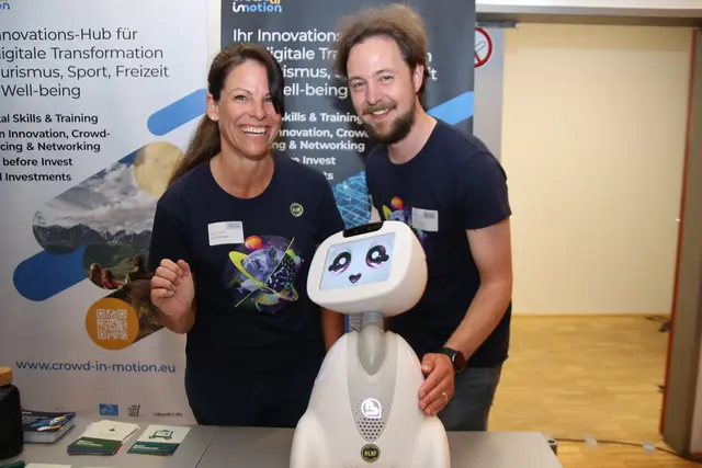 Großes Interesse bestand am Roboter bei Olivia und Oliver.