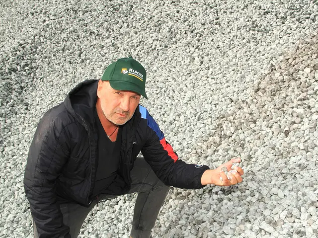 "Nicht jeder weiße Stein ist Asbest - es ist unbedenkliches Talk-Gestein", so Reinhard Kuktits, ein langjähriger Steinbruchmitarbeiter. | Foto: Peter Seper