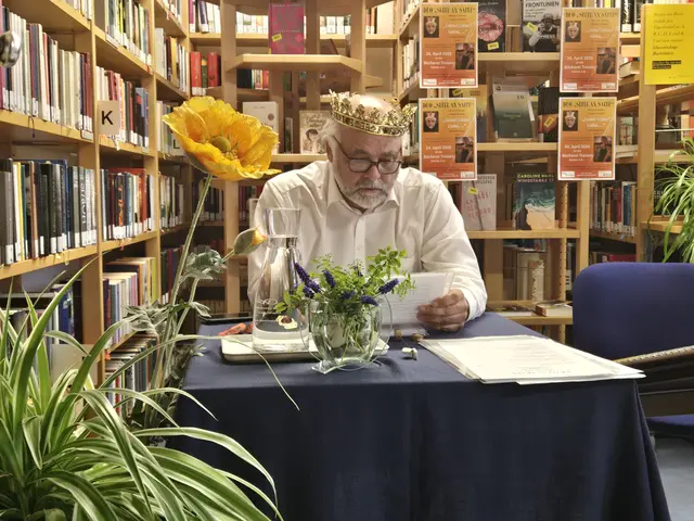 Ο Werner M. KÃ¼hhaas εντυπωσίασε με τις χιουμοριστικές και συγκινητικές ερμηνείες κειμένων. | Φωτογραφία: Julia Steyrer