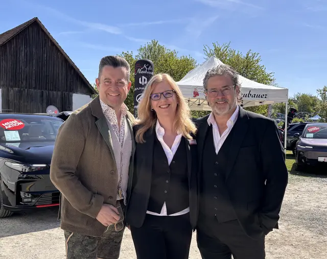 Veranstalter Manfred Plansak mit seiner Karin und Moderator Bernd Pratter strahlten bei der Eröffnung mit der Sonne um die Wette. | Foto: B. Gady
