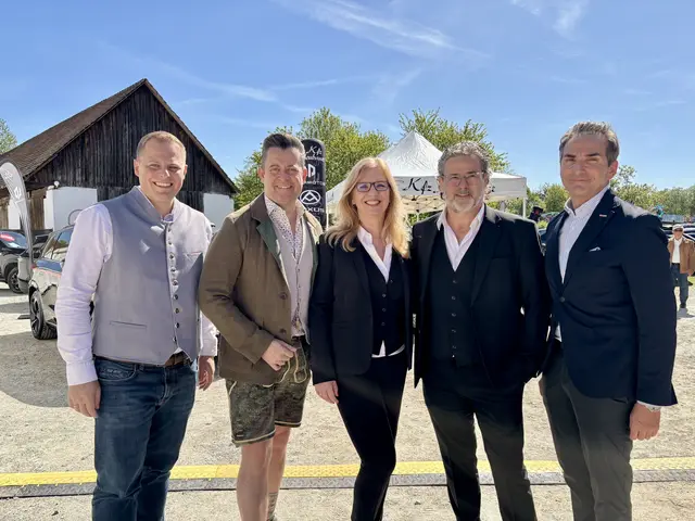 Dietmar Schweiggl (re) und Martin Heidinger (li) überbrachten seitens der WKO die besten Glückwünsche zum Jubiläum. | Foto: B. Gady
