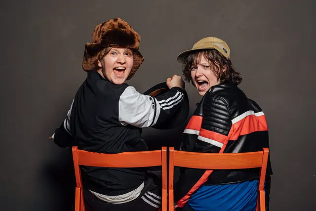Magdalena Brandner als Maik und Lilith Pointner als Tschick – zwei Außenseiter auf großer Fahrt ins Blaue. | Foto: Theater Szenario