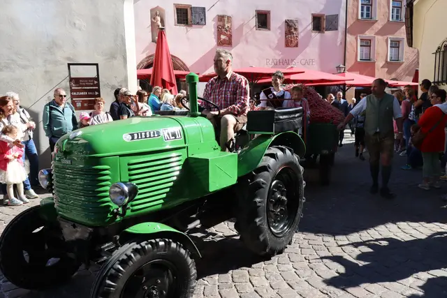 Für große Augen sorgte die Einfahrt der Massey Ferguson-Oldtimertraktoren aus Thaur mit ihren Radieschenwagen. | Foto: Kendlbacher