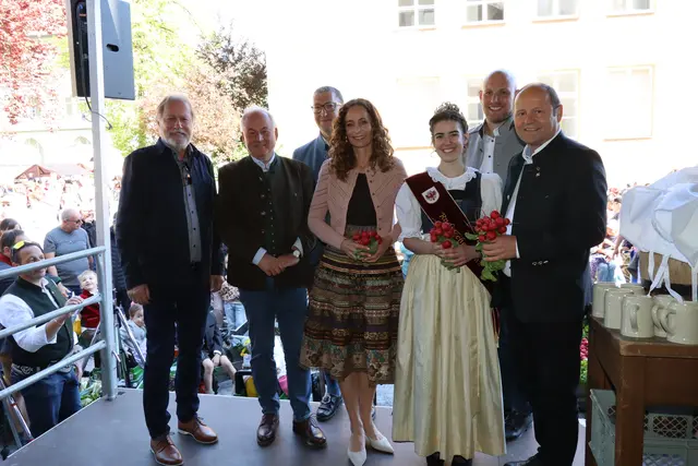 Bei der Eröffnung: Bgm. Christian Margreiter (Hall in Tirol), Thomas Plank (Ehrenobmann des Bundesgemüsebaus), Bgm. Martin Plank (Thaur), LR Eva Pawlata, Radieschenprinzessin Anna, Romed Plank (Ortsbauernobmann) und LR Josef Geisler. | Foto: Kendlbacher
