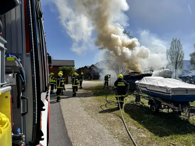 Boot brennt am Ufer des Mondsees aus