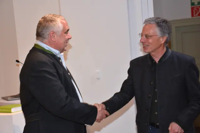 Buchpräsentation „Aichinger-Haslinger-Zeilinger", Atlas der Familiennamen auf -inger in Oberösterreich von Karl Hohensinner im Adalbert Stifter Institut. Das Buch kann beim Herausgeber Adalbert-Stifter-Institut um 33 Euro erworben werden.
Adalbert-Stifter-Institut des Landes Oberösterreich
Adalbert-Stifter-Platz 1
4020 Linz
Telefon: +43 (0)732 7720/11294–11295
E-Mail: office@stifter-haus.at | Foto: Robert Zinterhof