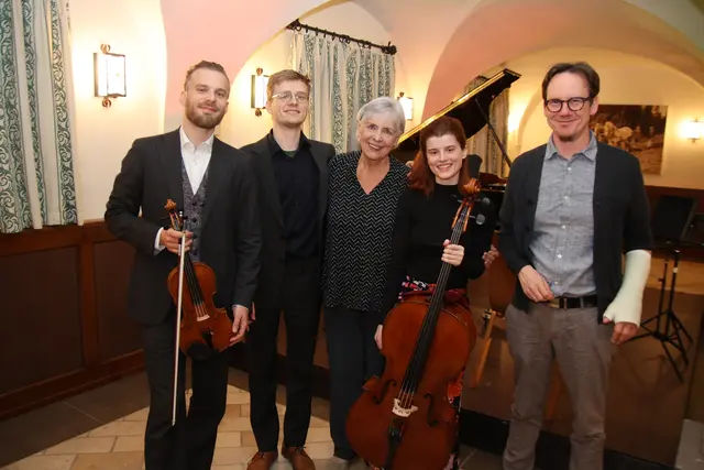 Florian, Lukas und Sarah Moser mit Barbara Lübke-Herzl, Stefan Konzett.