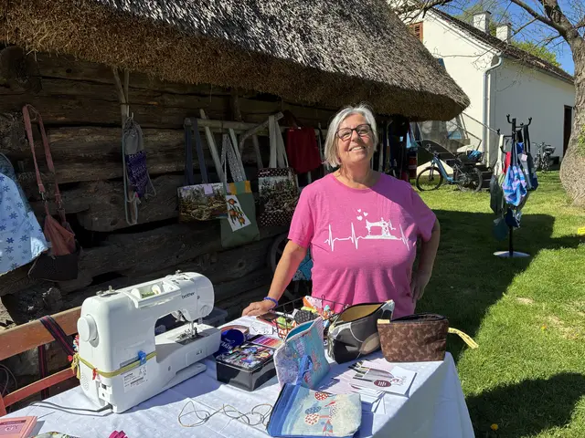 Karin Klabach fertigt Taschen aus gebrauchter Kleidung. | Foto: Anna Maria Kaufmann