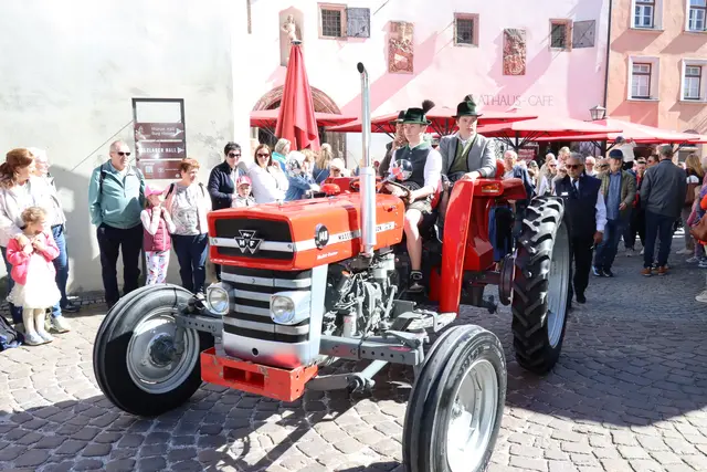 Für große Augen sorgte die Einfahrt der Massey Ferguson-Oldtimertraktoren aus Thaur mit ihren Radieschenwagen. | Foto: Kendlbacher
