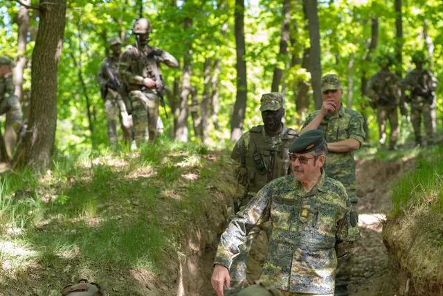 Generalmajor Erwin Hameseder bei der Truppe. | Foto: Santrucek